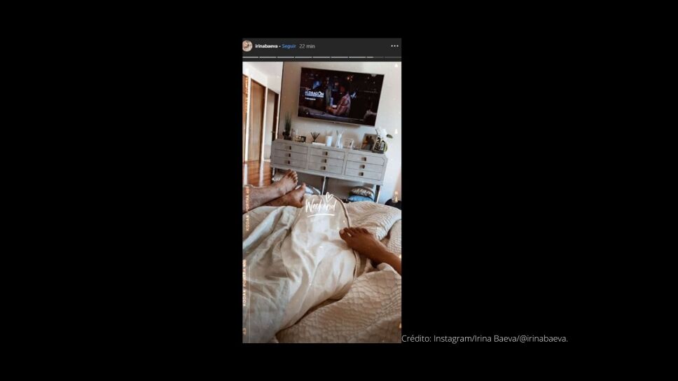 Historia de Instagram de Irina Baeva con Gabriel Soto en la cama en la que se ve los pies de los actores mientras ven la televisión.
