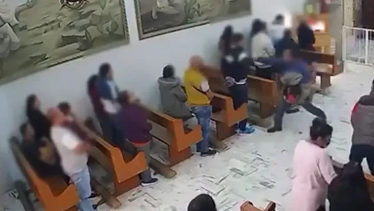 hombre apuñala feligrés iglesia