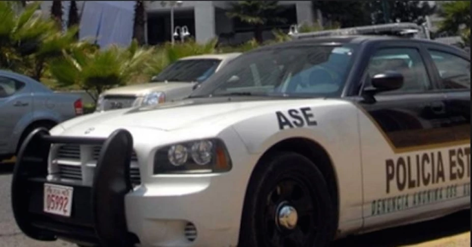 Detalló que los aprehendidos son los policías Ángel Rayón Bernal, de 32 años, y Erick Raúl Ramos Varela, de 29 años.