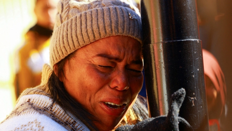 Migrantes lloran tras la cancelación de citas del CBP One