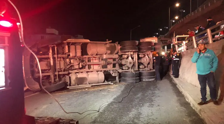 Vuelca trailer sobre Viaducto Tlalpan e Insurgentes Sur 3