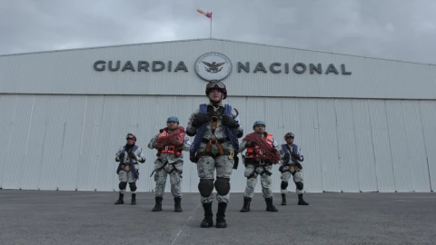Elementos de la Guardia Nacional frente a sede