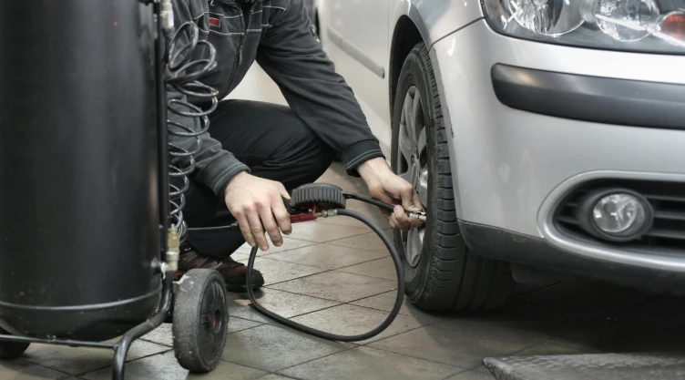 ¿Qué tan bueno es ponerle nitrógeno a las llantas de un carro en lugar aire?