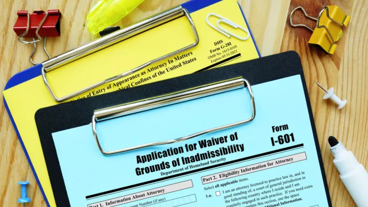Fotografía de formularios del USCIS para tramitar la exención.