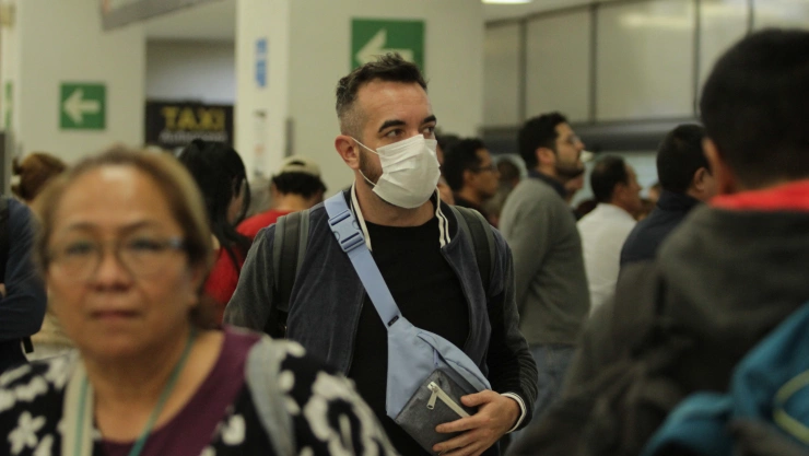 Usuarios del aeropuerto usan cubrebocas