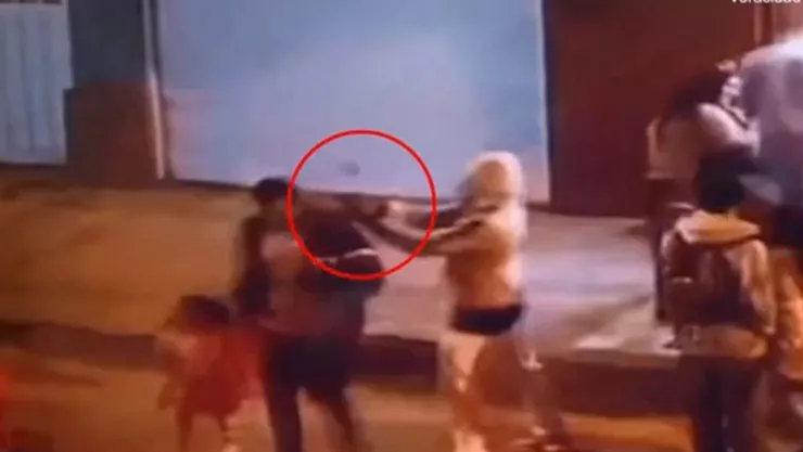 VIDEO Colombia Sale a pedir calaverita con su hija de 3 años y lo matan a tiros