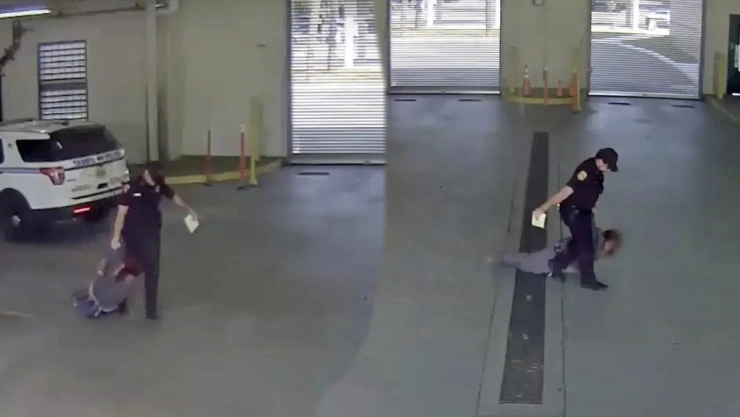 Despiden a policía que fue grabado arrastrando a una mujer.