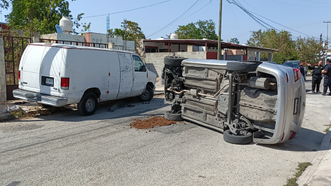 FOTOS: Fuerte accidente en la colonia Villa Magna Sur deja un auto volcado
