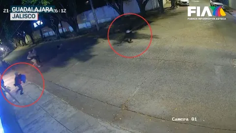 El momento en que los ladrones salen con bolsas de la casa, frente a sus vecinos de Guadalajara, Jalisco
