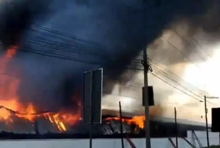 VIDEO FUERTE ¡Alerta! 500 trabajadores evacuados tras voraz incendio que consumió empresa maderera en Choloma.jpg