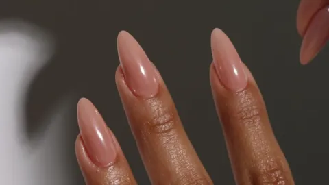 7 diseños de uñas que son hermosos y pueden usar las mujeres morenas en marzo 2026