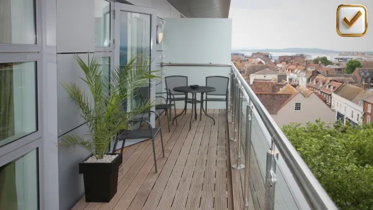 7 árboles pequeños que crecen en macetas y son ideales para decorar tu balcón o terraza.jpg