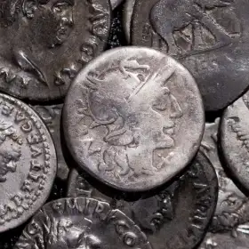Monedas romanas antiguas en el Museo Estatal LVR de Bonn, Alemania.