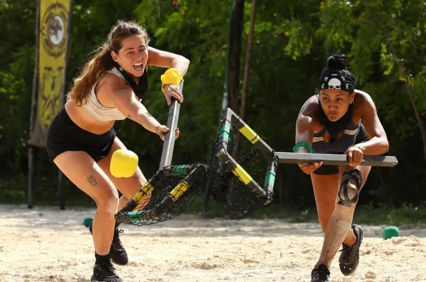 Gaby lanza y Esmeralda logra atrapar esa pelota.