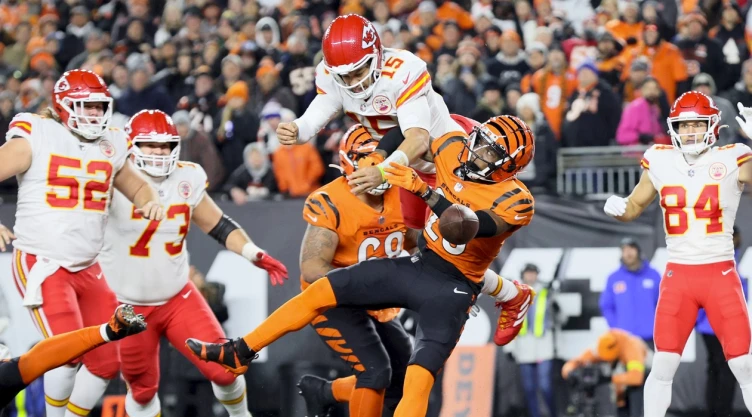 Mahomes intentando anotar en la AFC Temporada 2021NFL Bengals vs Chiefs