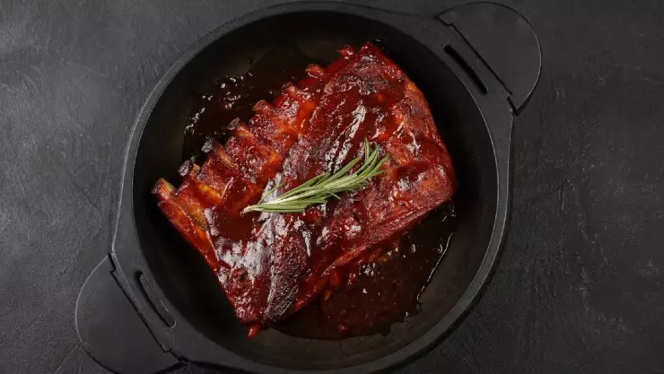 costillas de cerdo ba&ntilde;adas en salsa de BBQ 