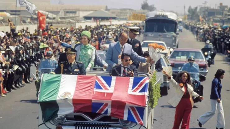 la reina isabel II en su visita a méxico cuando canto la cucaracha .jpg