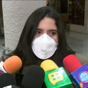 Camila Fernández apoya a Leonardo Aguilar tras su presentación en las Fiestas de Octubre