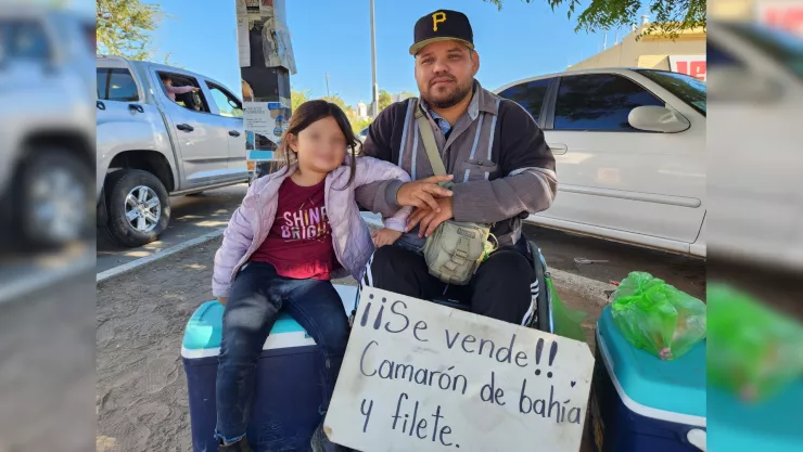Julio César vende mariscos en silla de ruedas en El Fuerte, Sinaloa.jpg