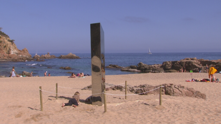 Otro extraño monolito aparece en playa de España