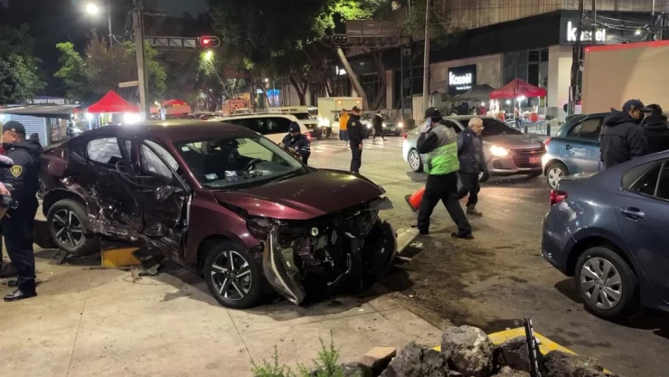 Fuerte choque en Eje 5 y La Viga: Conductor se pasa el alto y muere en Iztapalapa