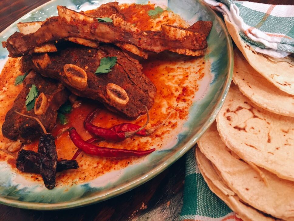 Costillas de res endiabladas, cocineros mexicanos