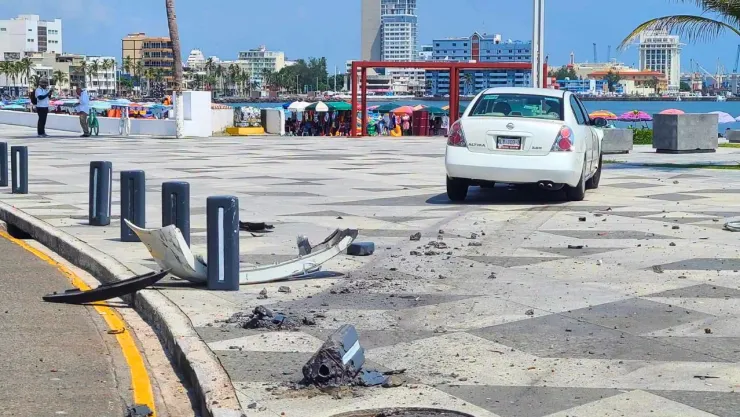 El vehículo terminó sobre la banqueta del bulevar Manuel Ávila Camacho tras el percance