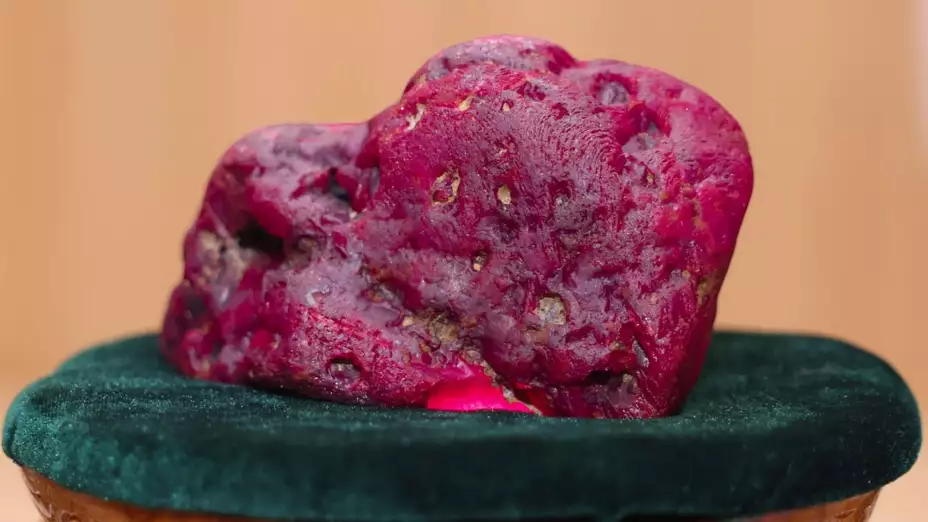 Una piedra de rubí descubierto en Myanmar.