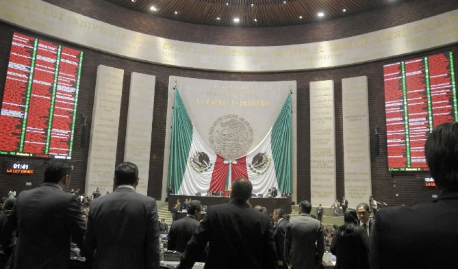 Diputados del PRD, PT y Movimiento Ciudadano subieron a la tribuna para extender una manta que contenía protestas