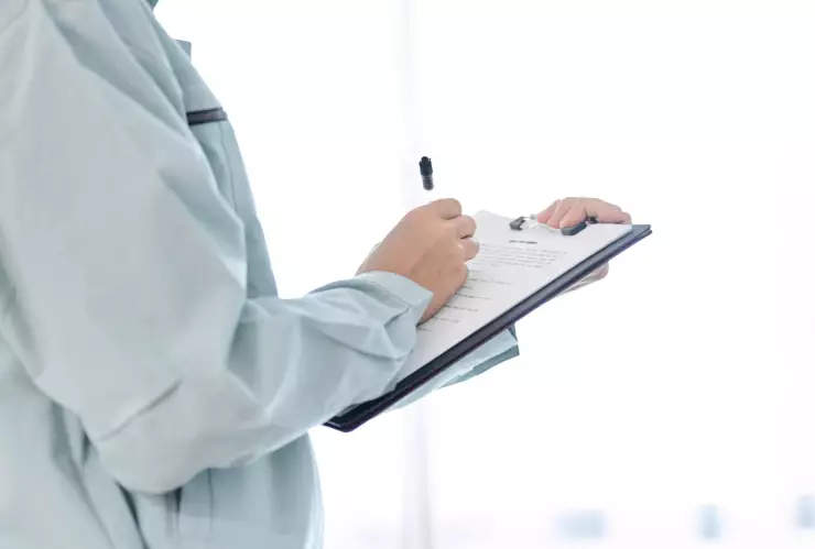 Un trabajador rellena un informe.