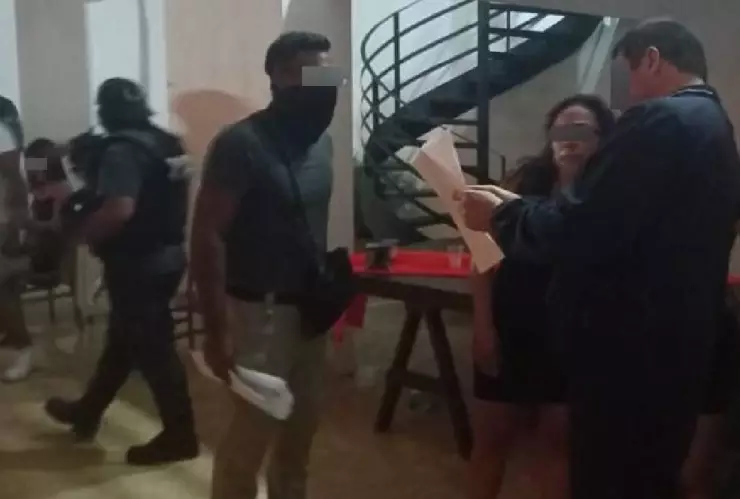 Detiene a extranjera organizadora de fiestas clandestinas en Cancún