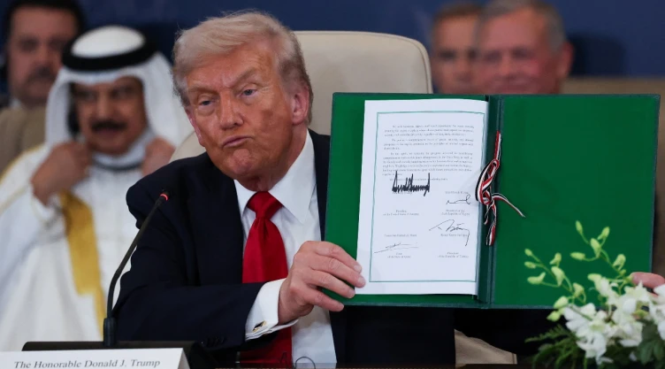 El presidente de Estados Unidos, Donald Trump, posa con el acuerdo firmado en una cumbre de líderes mundiales para poner fin a la guerra de Gaza, en medio de un intercambio de prisioneros y rehenes negociado por Estados Unidos y un acuerdo de alto el fuego entre Israel y Hamás, en Sharm el-Sheikh, Egipto, el 13 de octubre de 2025.