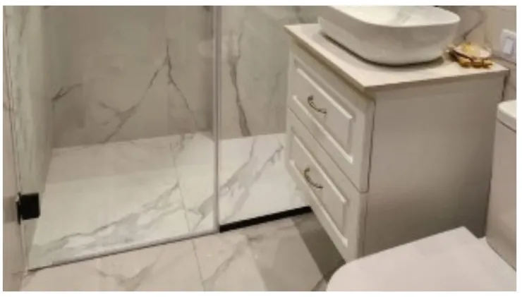 baño piso marmol