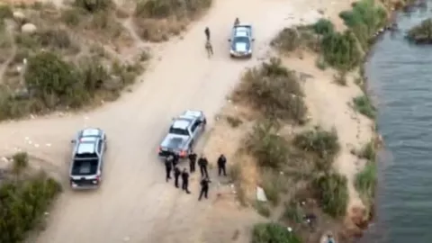 Hombre se tira a la presa de Tijuana tras asaltar