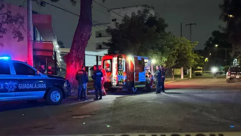 ¡Movilización policiaca en Guadalajara! Hombre ataca a un oficial con una botella y lo hiere en la cabeza