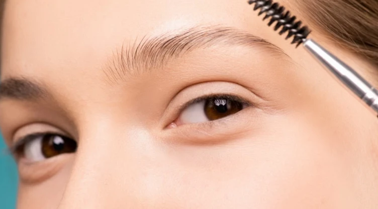 Cómo rellenar las cejas sin maquillaje