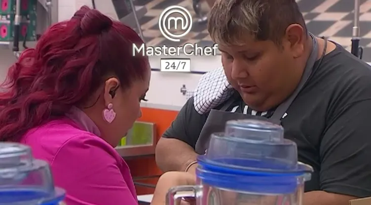 Maestra Lili Cuéllar no le perdona las UÑAS LARGAS a Luis en MasterChef.