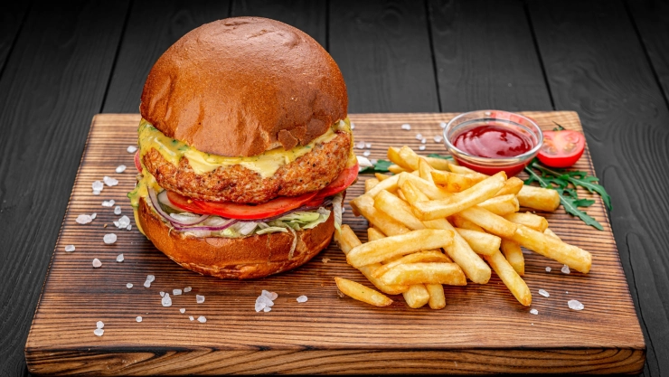 Una hamburguesa de pollo con papas.