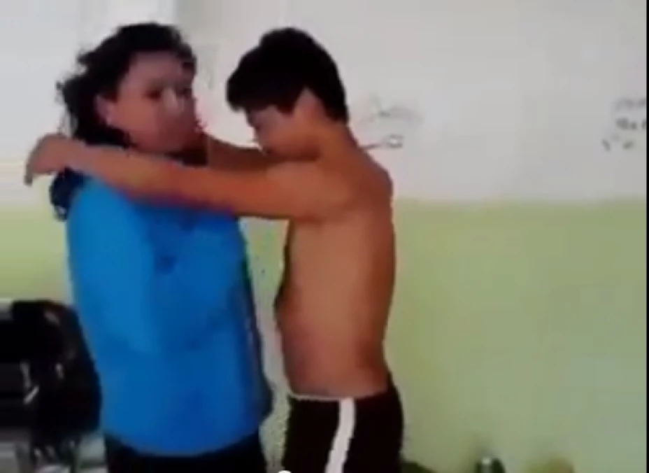 Un alumno de secundaria intenta seducir a su profesora con un baile