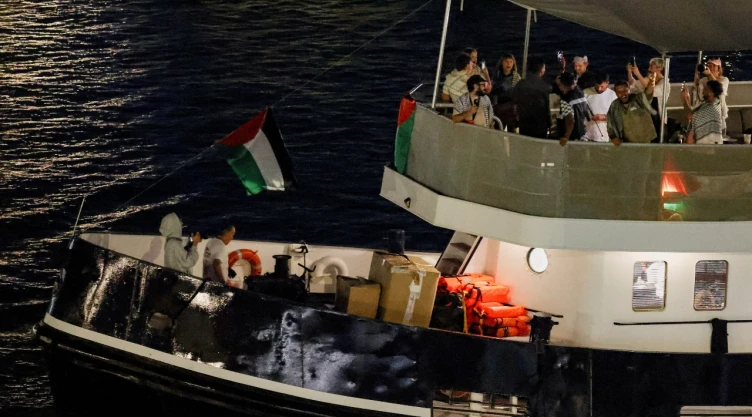 Una embarcación de ayuda humanitaria con destino a Gaza fue dañada en aguas de Túnez con un dron.