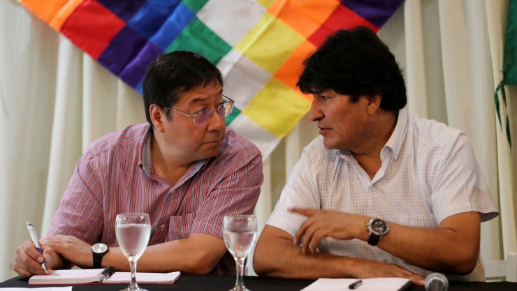 Expresidente boliviano Evo Morales le habla al candidato presidencial por el Movimiento Al Socialismo (MAS), Luis Arce Catacora, durante un encuentro partidario en Buenos Aires