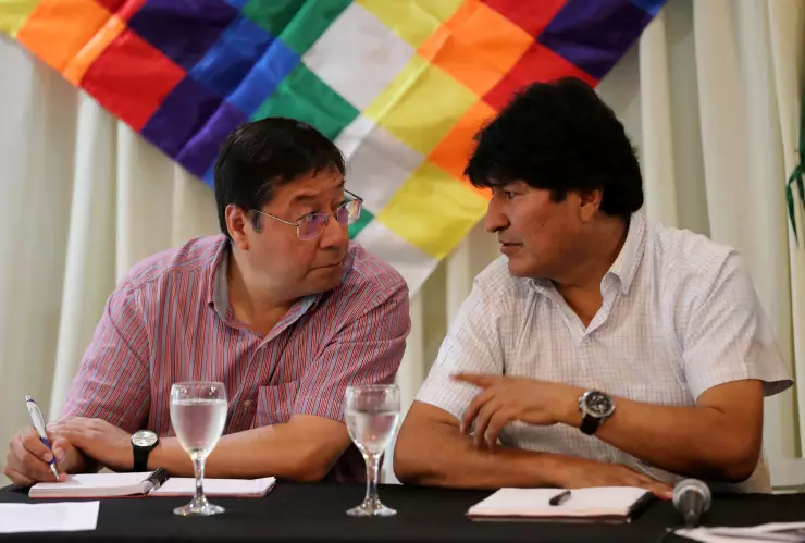 Expresidente boliviano Evo Morales le habla al candidato presidencial por el Movimiento Al Socialismo (MAS), Luis Arce Catacora, durante un encuentro partidario en Buenos Aires