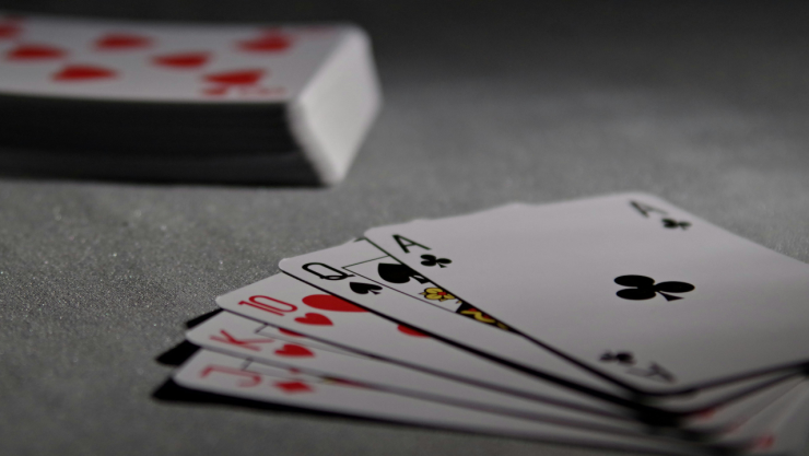 Los juegos de azar y los juegos con apuestas están prohibidos en el país.