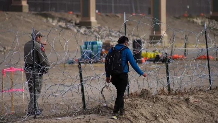 Los migrantes que cruzan la frontera se entregan a los agentes de Estados Unidos para pedir asilo.