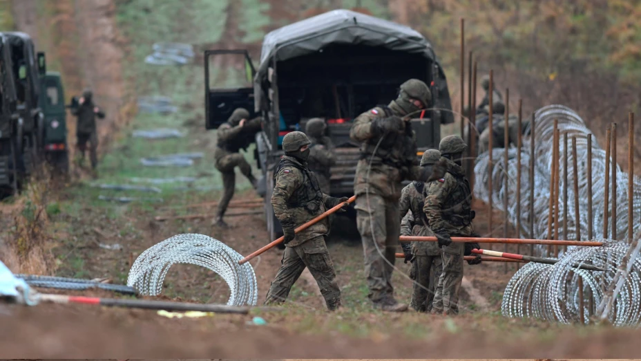 Soldados polacos instalan alambre de púas en la frontera rusa de Kaliningrado.