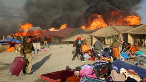 Un incendio ocurrió en el festival Kumbh Mela, en India.