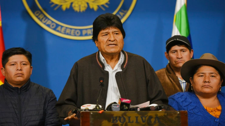 Evo Morales habla desde el hangar presidencial en El Alto, Bolivia, el domingo 10 de noviembre de 2019. Horas antes de renunciar. Imagen: AP.