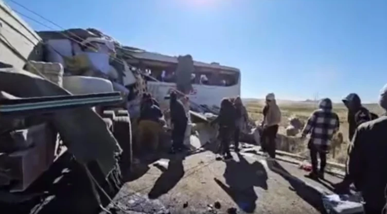 carretera–bolivia-chile-camión-choca-autobús-pasajeros-muertos