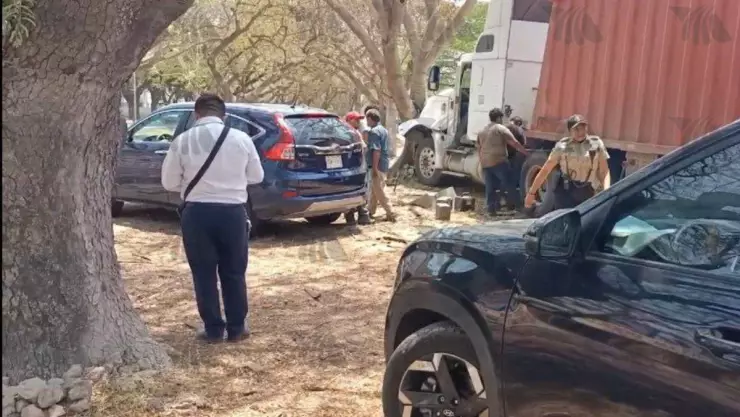 se registra carambola en la avenida itzaes