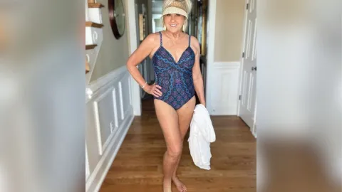 Traje de baño entero con paneles moldeadores para mujeres de 50 años